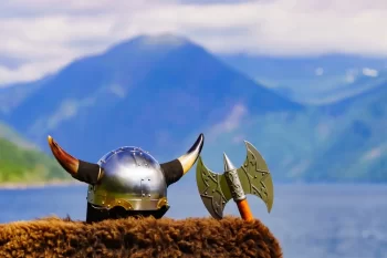 Vikingská přilba a sekera