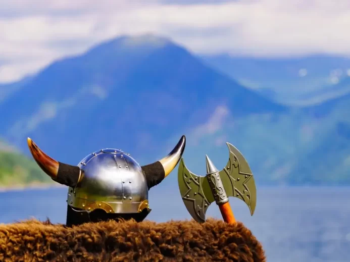 Vikingská přilba a sekera