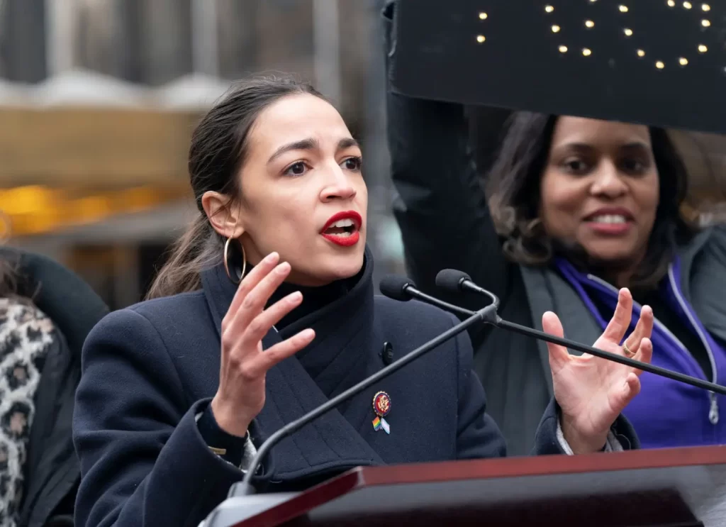 - Pravda24 Alexandria Ocasio-Cortez při projevu na veřejnosti s rudou rtěnkou