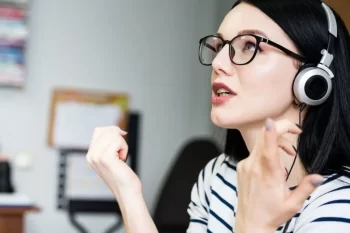 Žena se učí cizý jazyk