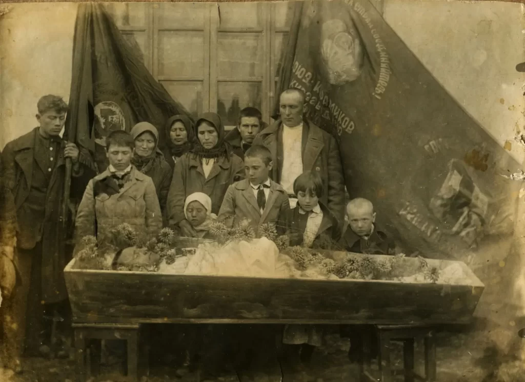 - Pravda24 Historická pohřební fotografie s rodinou shromážděnou kolem otevřené rakve