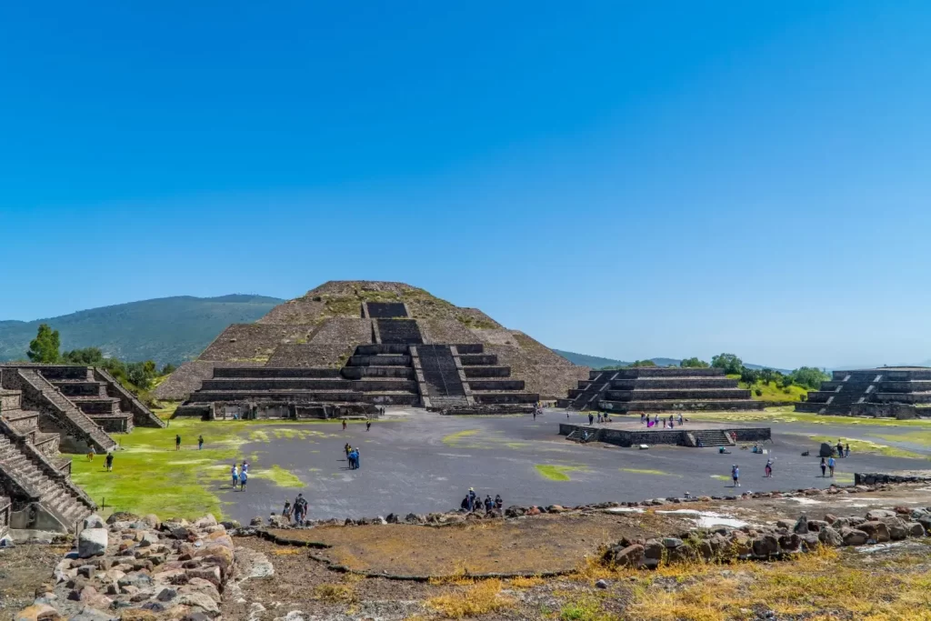 Pohled na Pyramidu Slunce v Teotihuacánu
