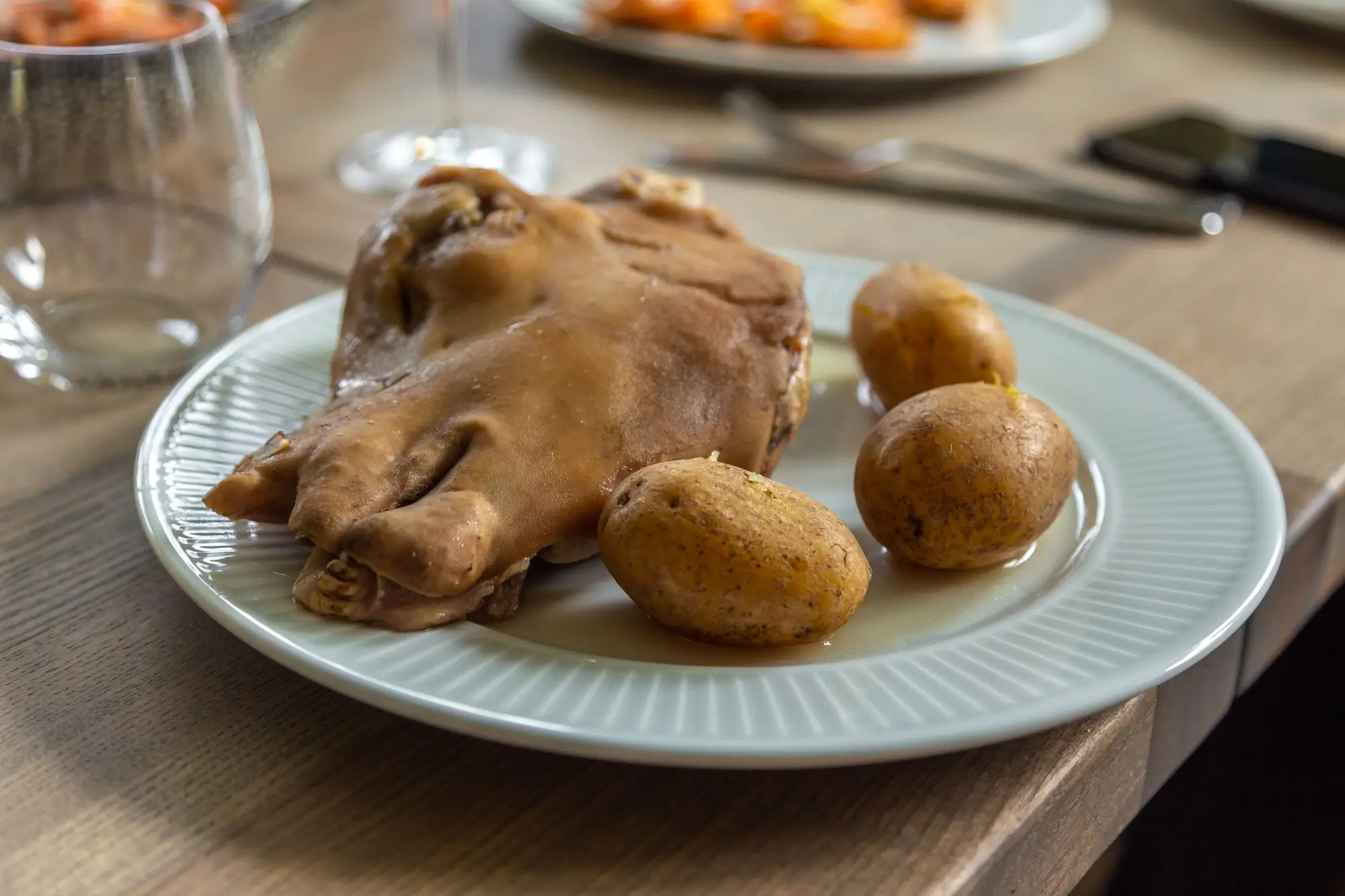 Podivná kuchyně: Na Islandu nabízejí téměř celou ovčí hlavu k jídlu.