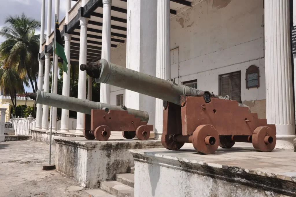 - Pravda24 Starobylá děla před budovou v Zanzibaru