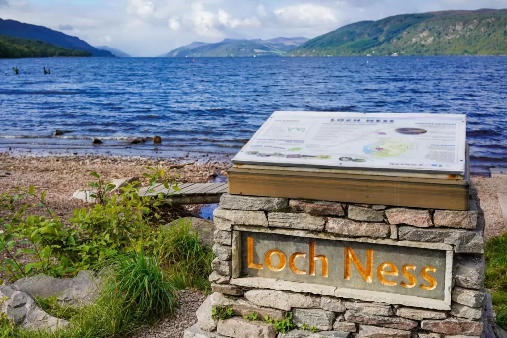 - Pravda24 Pohled na jezero Loch Ness ve Skotsku s informační tabulí