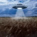 Ilustrace létajícího talíře nad obilným polem, inspirovaná fenoménem kruhů v obilí a častými popisy pozorování UFO na venkově