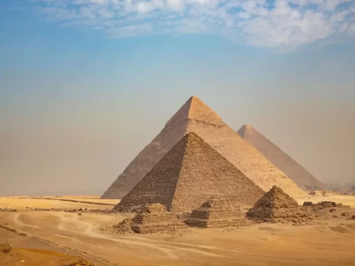 Tři hlavní pyramidy na egyptské planině Gíza
