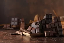 Tabulky hořké čokolády naaranžované na rustikálním podkladu
