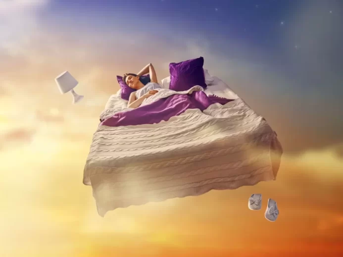 Žena sní v posteli