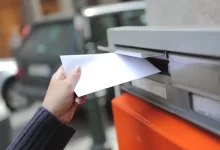 Dětská ruka chazuje dopis do poštovní schránky