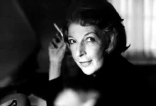 Martha Gellhorn s cigaretou v ruce, zachycená ve chvíli soustředění u psacího stroje
