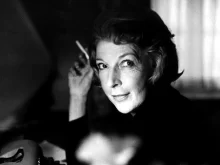 Martha Gellhorn s cigaretou v ruce, zachycená ve chvíli soustředění u psacího stroje