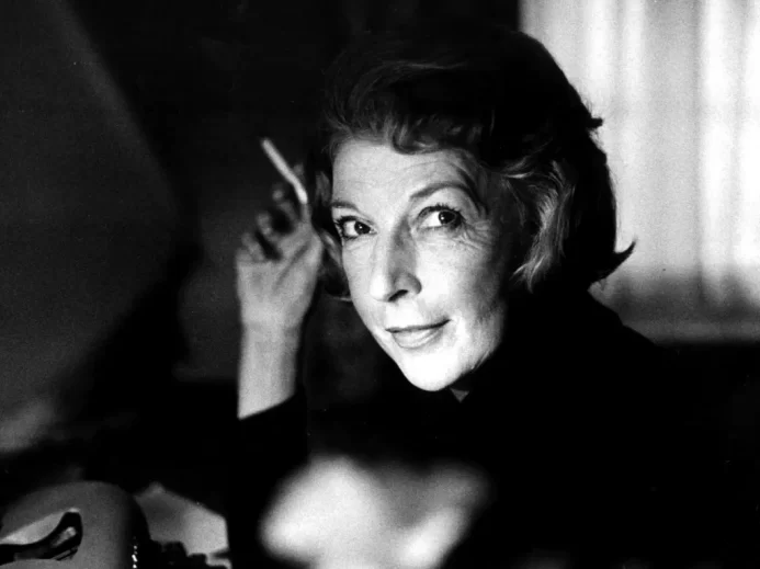 Martha Gellhorn s cigaretou v ruce, zachycená ve chvíli soustředění u psacího stroje