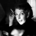 Martha Gellhorn s cigaretou v ruce, zachycená ve chvíli soustředění u psacího stroje