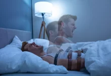 Muž trpící spánkovou analýzou - svázaný, bez možností pohybu