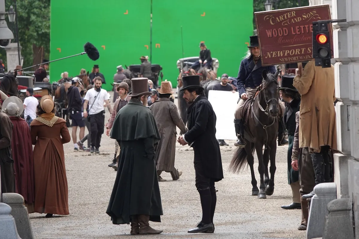 Historické filmy a seriály často volně interpretují skutečné události a nemusí být zcela přesné.