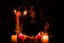 Žena vyvolávání duchů zrcadlo svíce