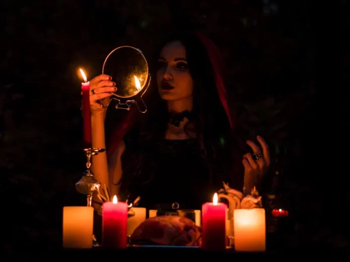 Žena vyvolávání duchů zrcadlo svíce