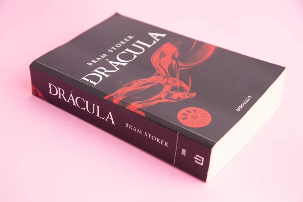 ištěné vydání románu Dracula od Brama Stokera položené na růžovém pozadí