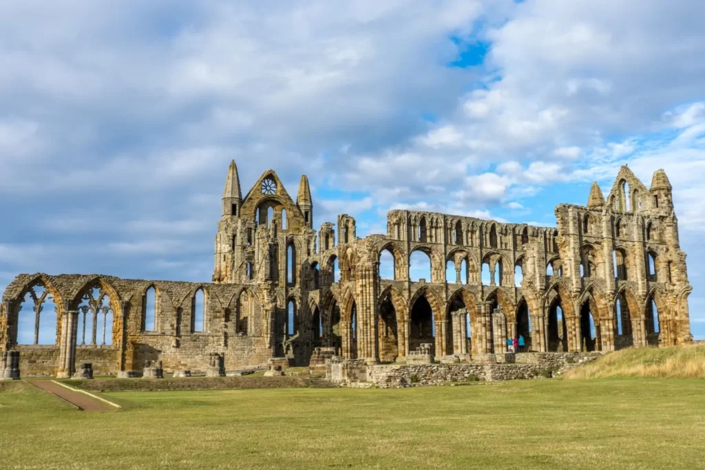 Ruiny opatství Whitby na pobřeží Yorkshiru s gotickými oblouky 