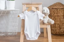 Bílé dětské body na ramínku