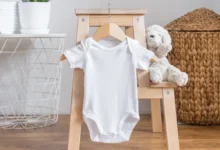 Bílé dětské body na ramínku