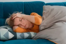 Žena na gauči