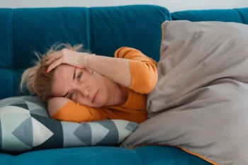 Žena na gauči