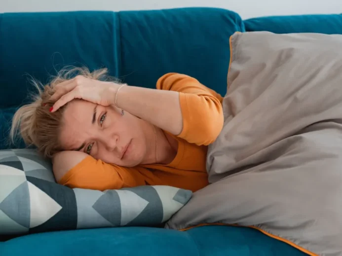 Žena na gauči