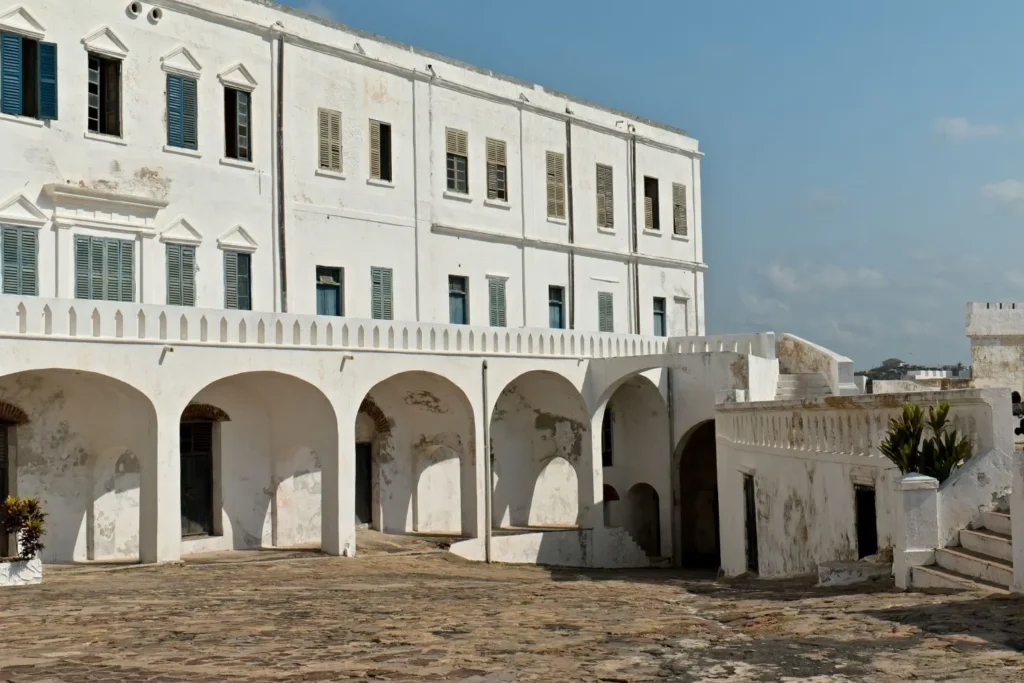 Pohled na vnitřní dvůr Cape Coast Castle s koloniální architekturou