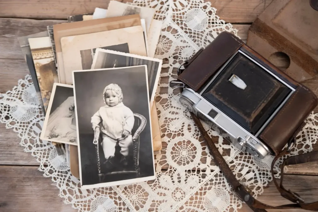 - Pravda24 Staré černobílé fotografie dítěte v bílém oblečení vedle fotoaparátu