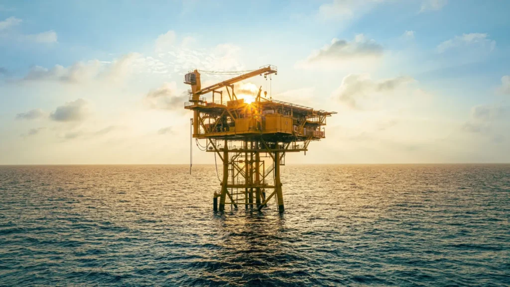 - Pravda24 Offshore těžební plošina na moři se zapadajícím sluncem v pozadí