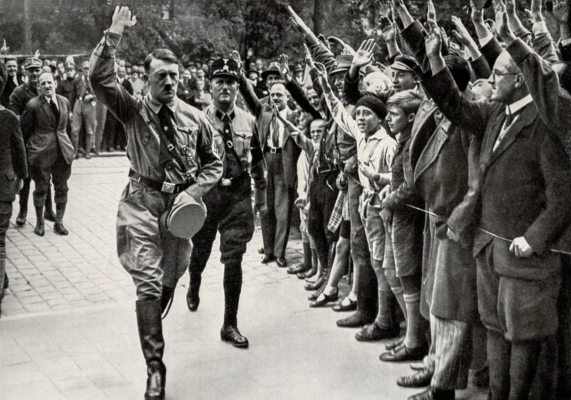 Hitler v obklopení svých příznivců.