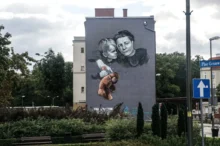 Nástěnná malba Ireny Sendlerové a dítěte na zdi domu v polském městě