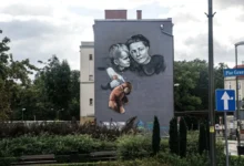Nástěnná malba Ireny Sendlerové a dítěte na zdi domu v polském městě
