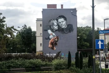 Nástěnná malba Ireny Sendlerové a dítěte na zdi domu v polském městě