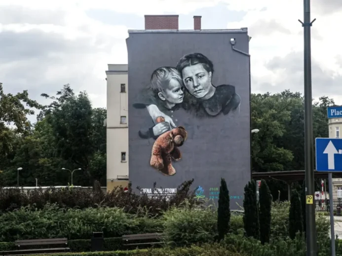 Nástěnná malba Ireny Sendlerové a dítěte na zdi domu v polském městě