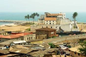 Cape Coast Castle, kdysi známý jako Carolusborg, na pobřeží Ghany