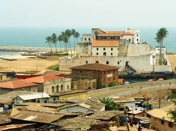 Cape Coast Castle, kdysi známý jako Carolusborg, na pobřeží Ghany