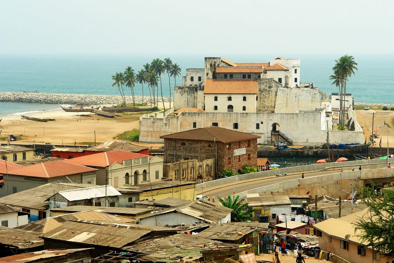 Cape Coast Castle, kdysi známý jako Carolusborg, na pobřeží Ghany