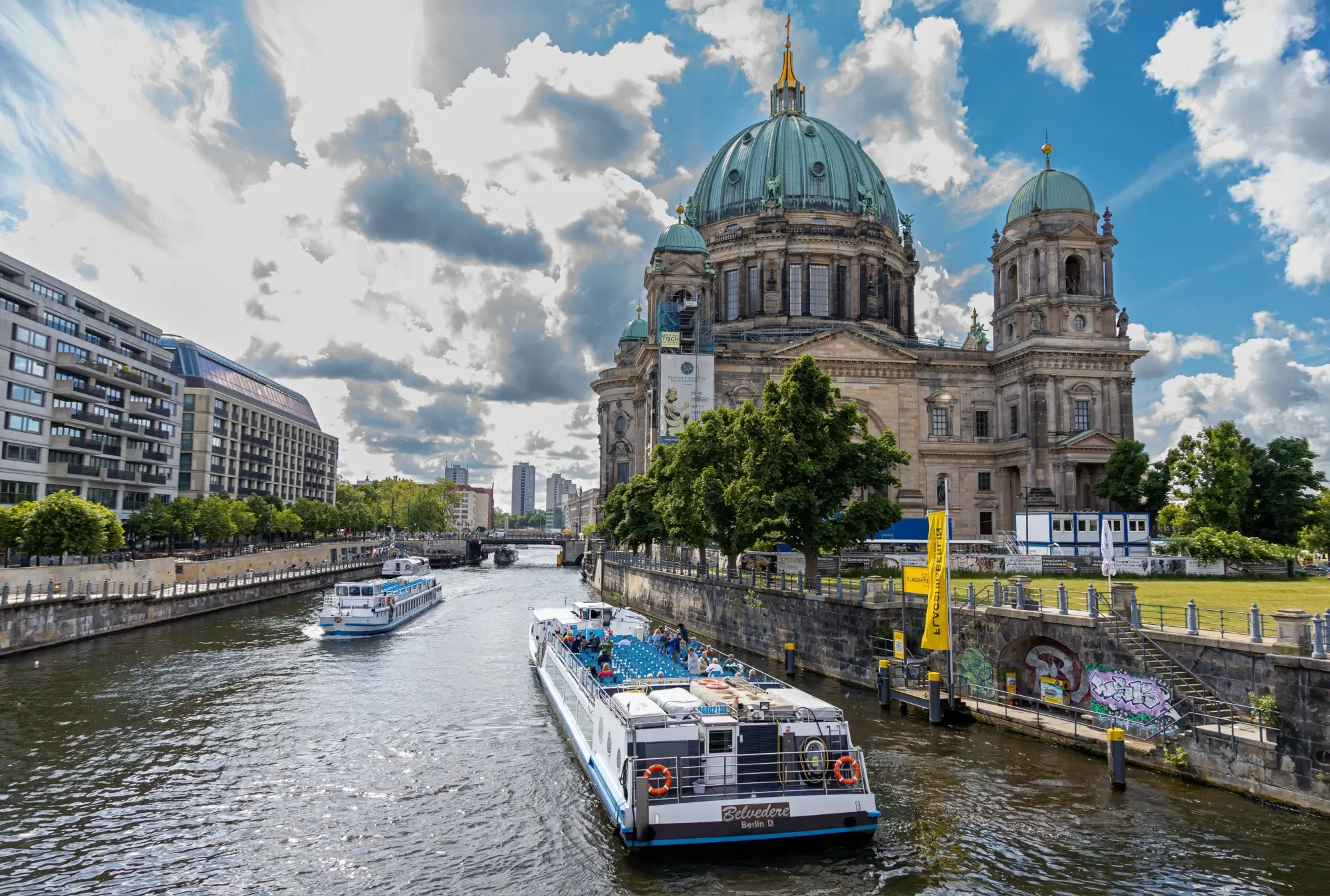 Záběr na město Berlín a řeku Sprévu.