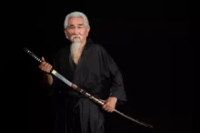 Starý samuraj s mečem
