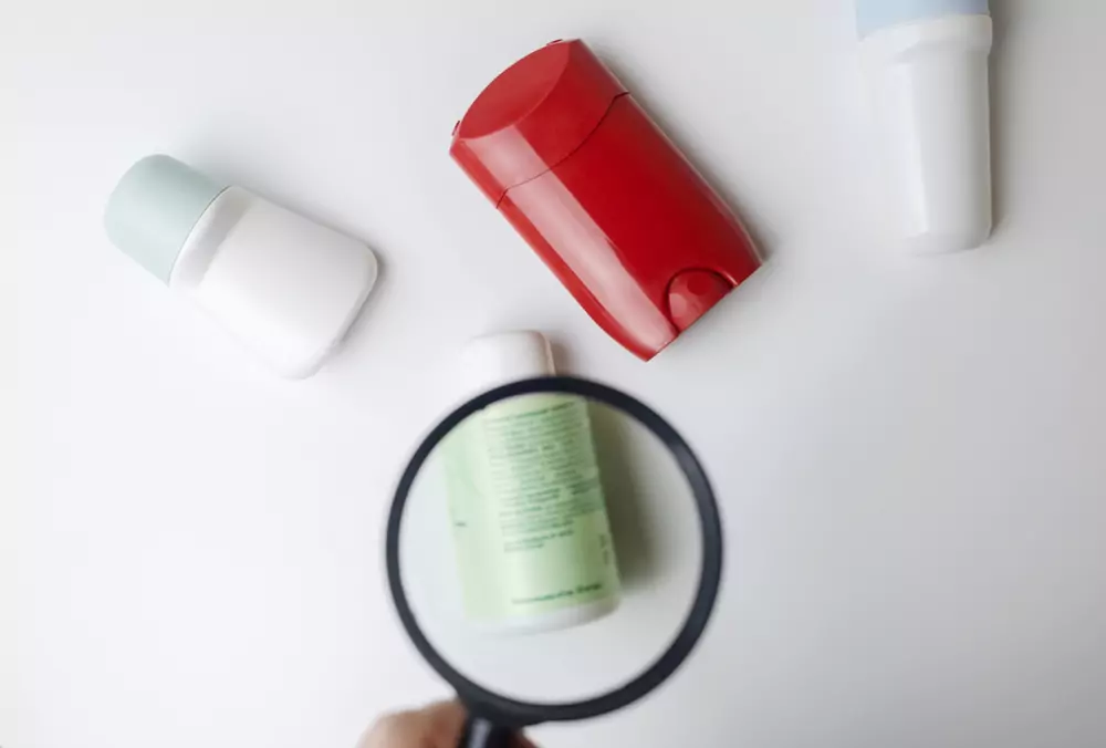 Jak se vyvinul deodorant? Dříve se tělesný zápach zakrýval oleji a kamencem, zatímco moderní deodoranty začaly být populární až v 19. a 20. století.