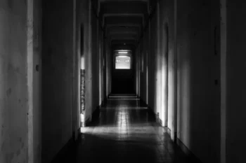 Tmavá chosba v opuštěné budově