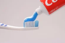 Zubní pasta a kartáček
