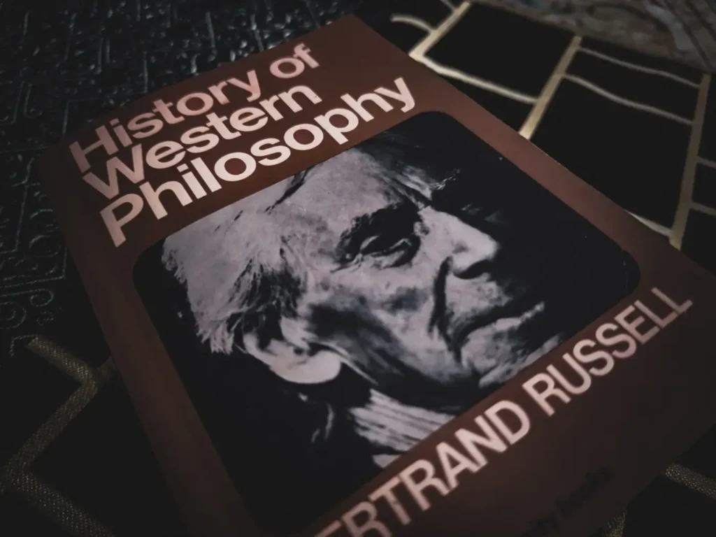 Detail knihy History of Western Philosophy s portrétem Bertranda Russella