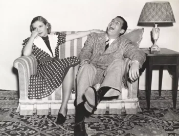 muž s ženou sedící na pohovce na černobílé fotografii