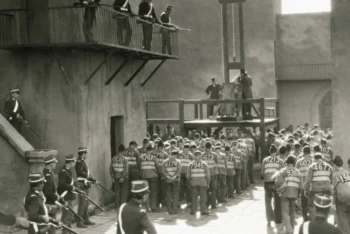 Vězni čekají na popravu gilotinou