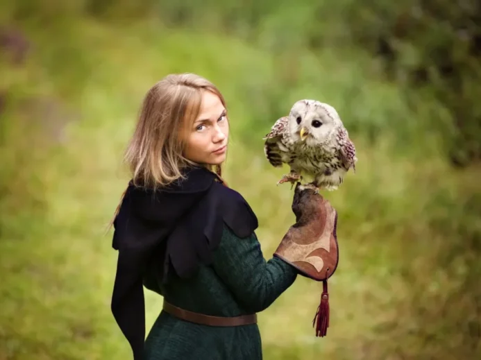Středověká dívka se sovou na ruce