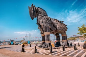 Dřevěný trojský kůň na pobřeží